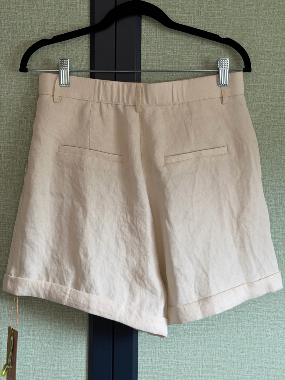 OGL Viscose-Linen Weave High Rise Cuffed Linen Shorts in an Off White, Size M - Picture 3 of 8